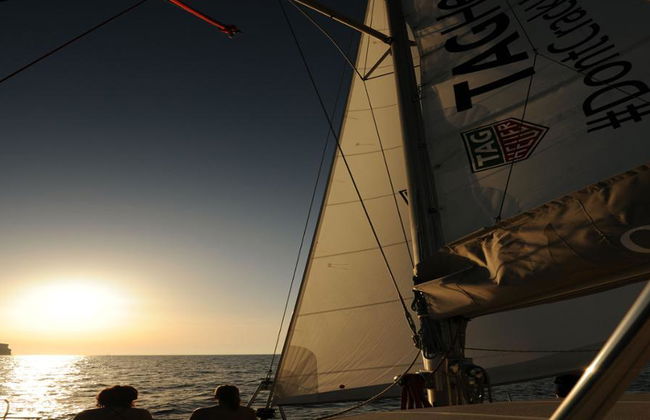 Caldera Blue: Passeio à catamarã com refeição: Black Mountain e Hot Springs - Grupo Pequeno - Foto 1